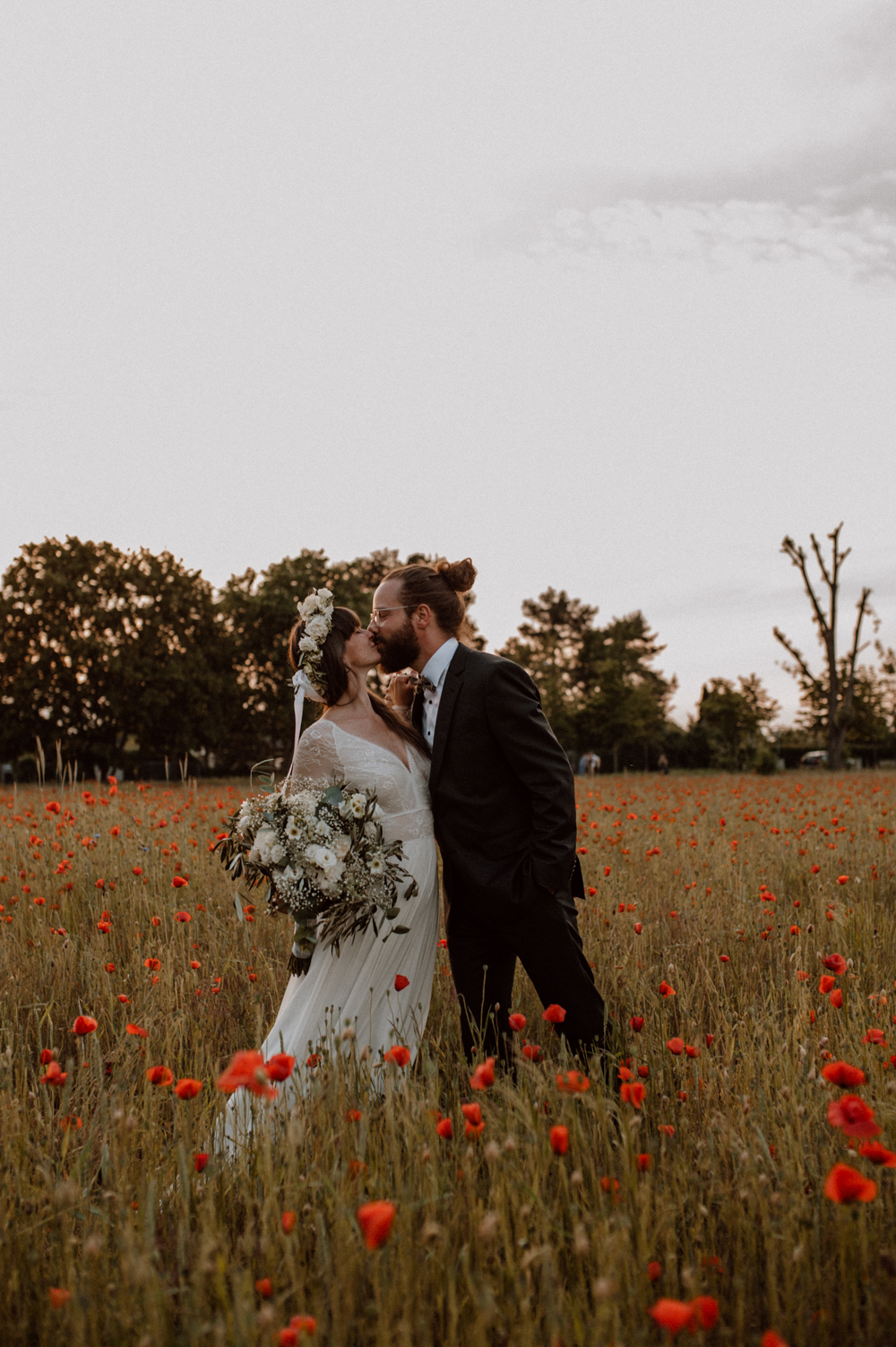 Brautpaar Shooting Mohnfeld AfterWedding BOHO Berlin 2022 006 - Ulrike & Fabi After Wedding Shooting Mohnfeld
