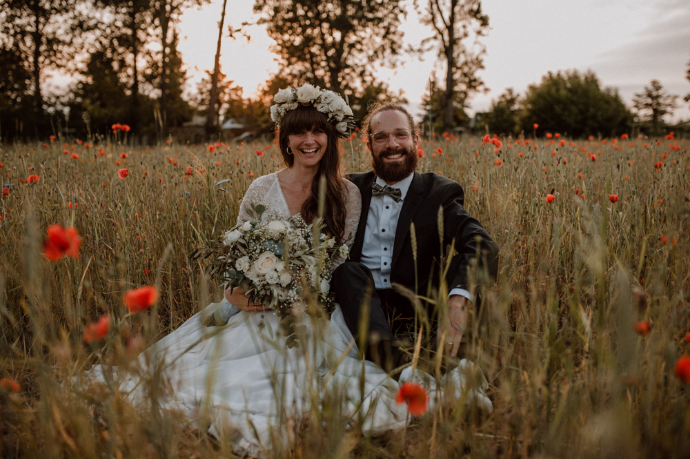Brautpaar Shooting Mohnfeld AfterWedding BOHO Berlin 2022 009 - Ulrike & Fabi After Wedding Shooting Mohnfeld