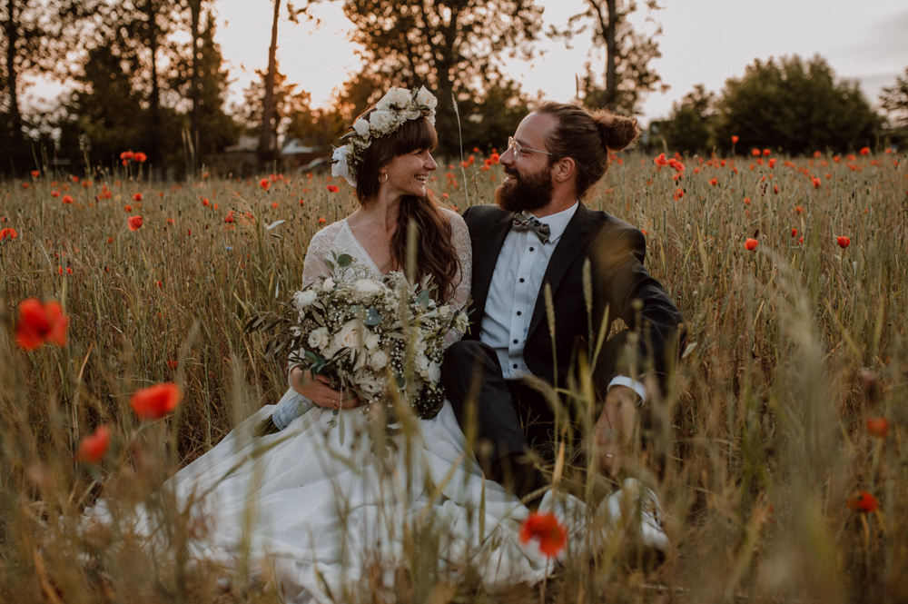Brautpaar Shooting Mohnfeld AfterWedding BOHO Berlin 2022 010 - Ulrike & Fabi After Wedding Shooting Mohnfeld