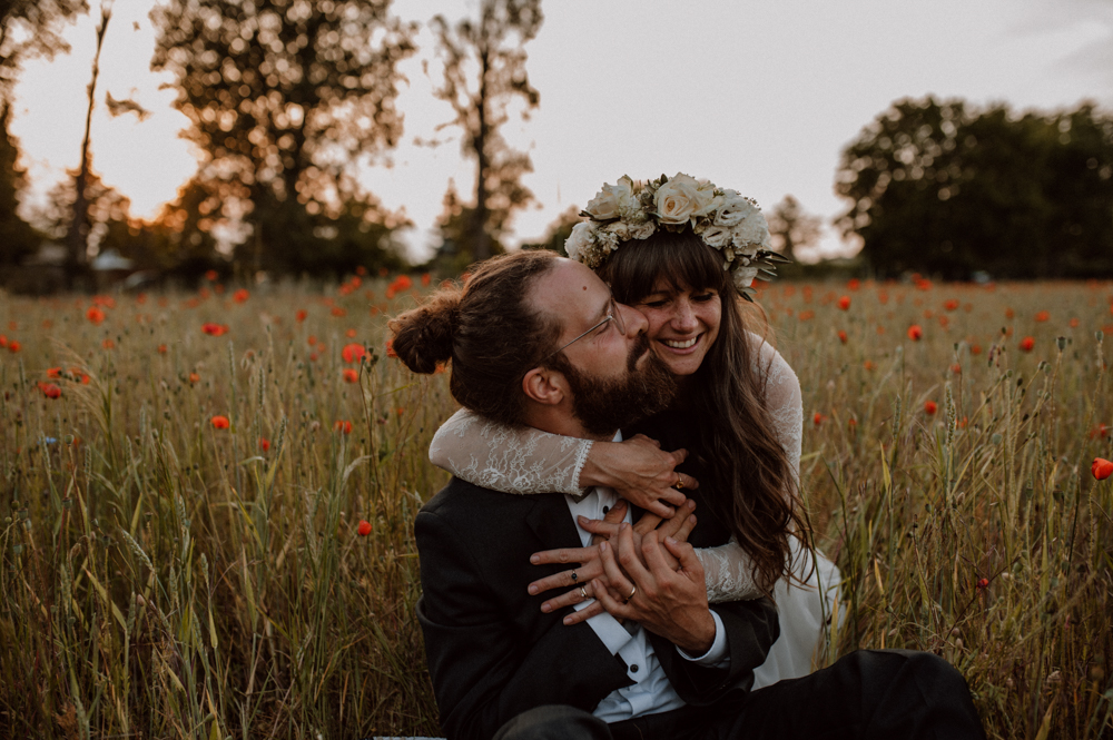 Brautpaar Shooting Mohnfeld AfterWedding BOHO Berlin 2022 014 - Ulrike & Fabi After Wedding Shooting Mohnfeld