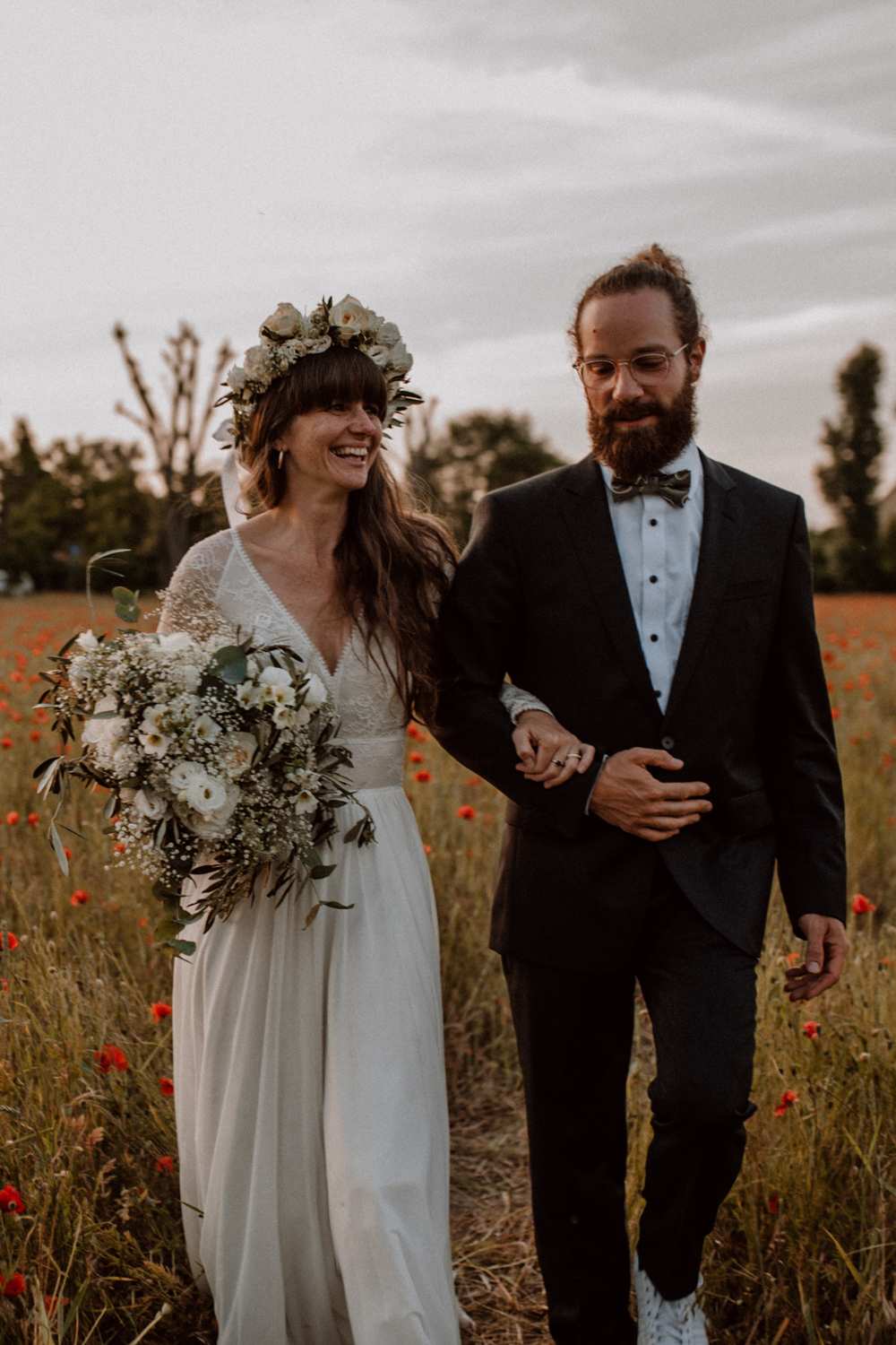 Brautpaar Shooting Mohnfeld AfterWedding BOHO Berlin 2022 019 - Ulrike & Fabi After Wedding Shooting Mohnfeld