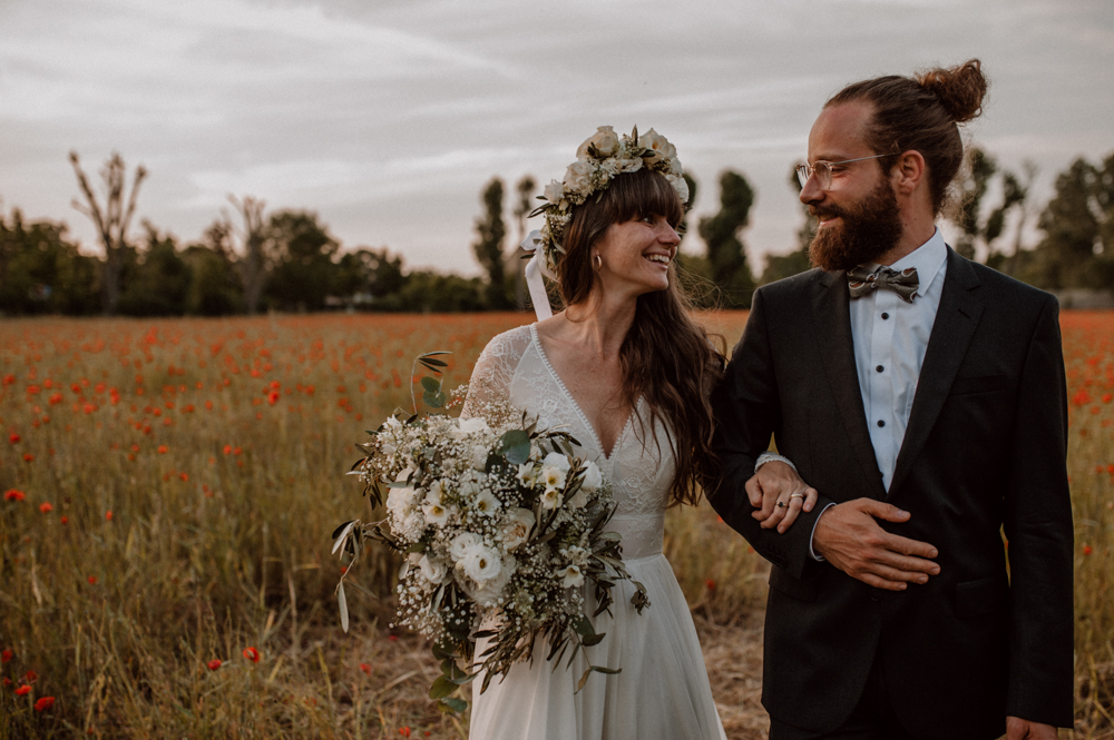 Brautpaar Shooting Mohnfeld AfterWedding BOHO Berlin 2022 021 - Ulrike & Fabi After Wedding Shooting Mohnfeld