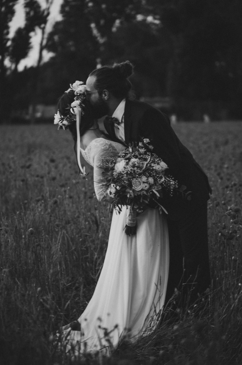 Brautpaar Shooting Mohnfeld AfterWedding BOHO Berlin 2022 022 - Ulrike & Fabi After Wedding Shooting Mohnfeld