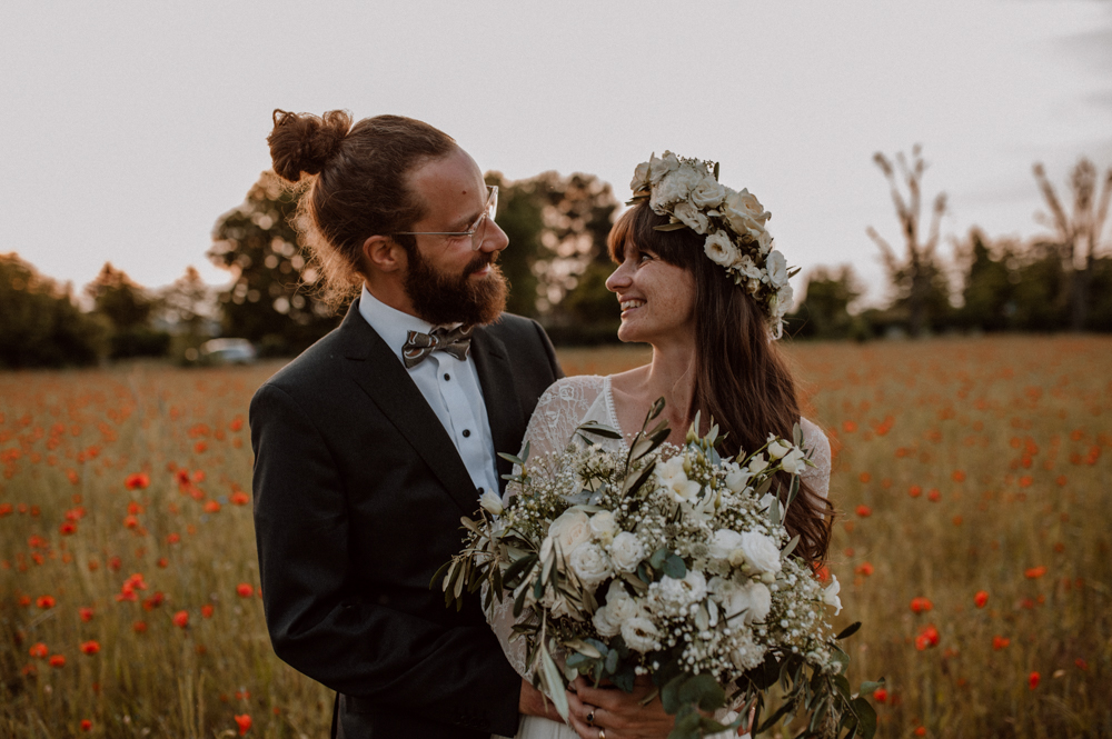 Brautpaar Shooting Mohnfeld AfterWedding BOHO Berlin 2022 026 - Ulrike & Fabi After Wedding Shooting Mohnfeld