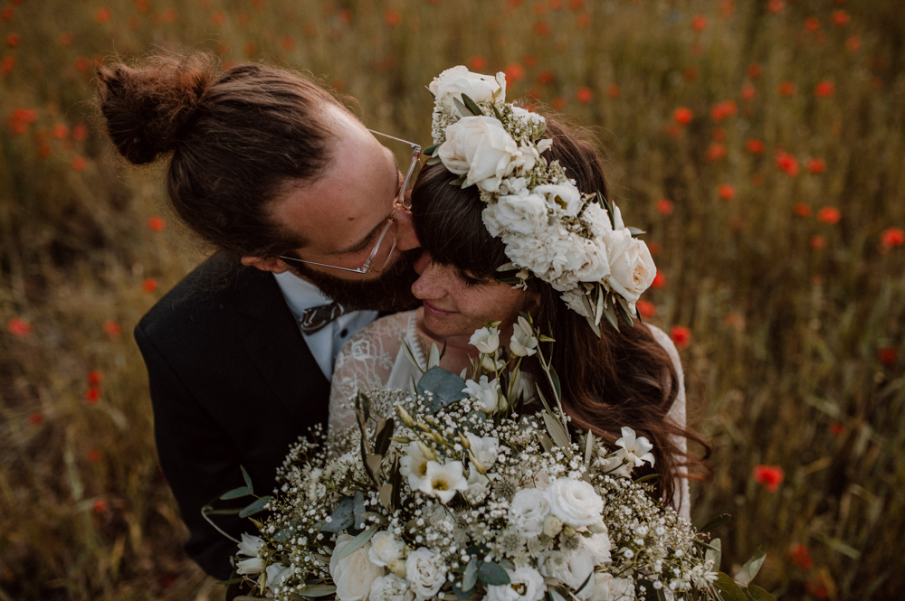 Brautpaar Shooting Mohnfeld AfterWedding BOHO Berlin 2022 032 - Ulrike & Fabi After Wedding Shooting Mohnfeld