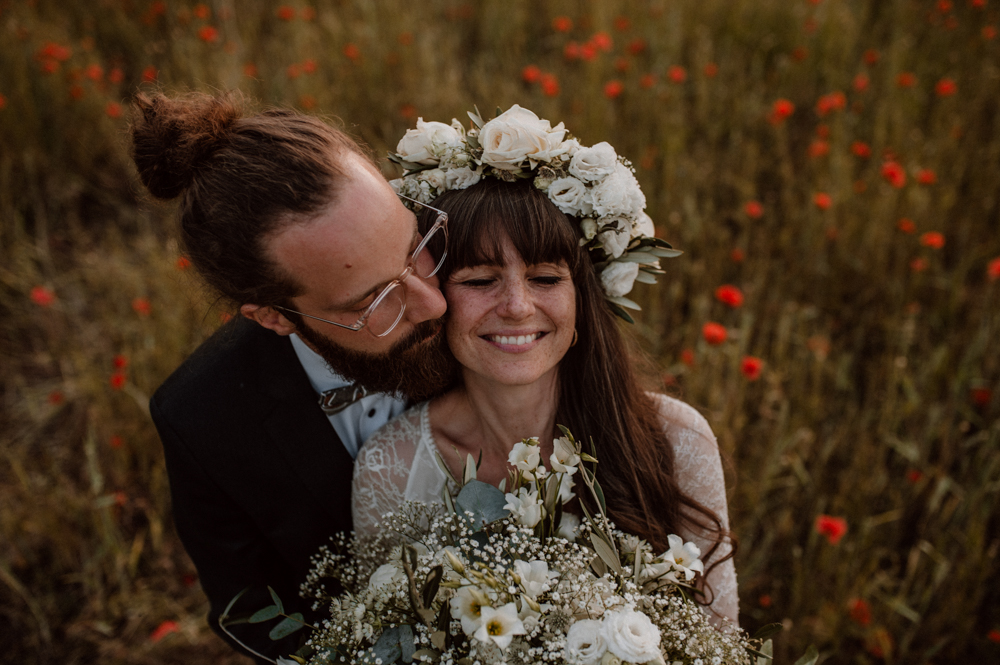Brautpaar Shooting Mohnfeld AfterWedding BOHO Berlin 2022 034 - Ulrike & Fabi After Wedding Shooting Mohnfeld