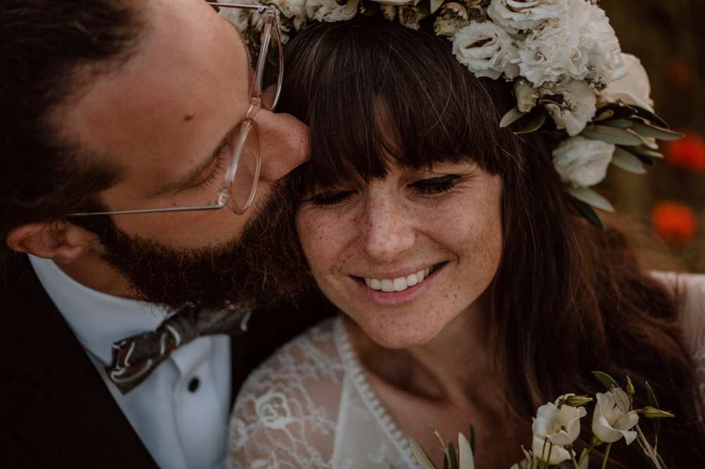 Brautpaar Shooting Mohnfeld AfterWedding BOHO Berlin 2022 036 - Ulrike & Fabi After Wedding Shooting Mohnfeld