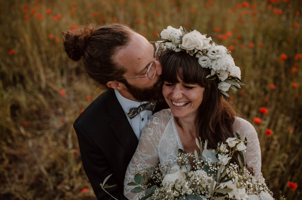 Brautpaar Shooting Mohnfeld AfterWedding BOHO Berlin 2022 039 - Ulrike & Fabi After Wedding Shooting Mohnfeld