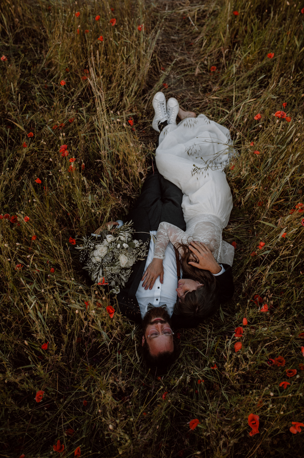 Brautpaar Shooting Mohnfeld AfterWedding BOHO Berlin 2022 040 - Ulrike & Fabi After Wedding Shooting Mohnfeld