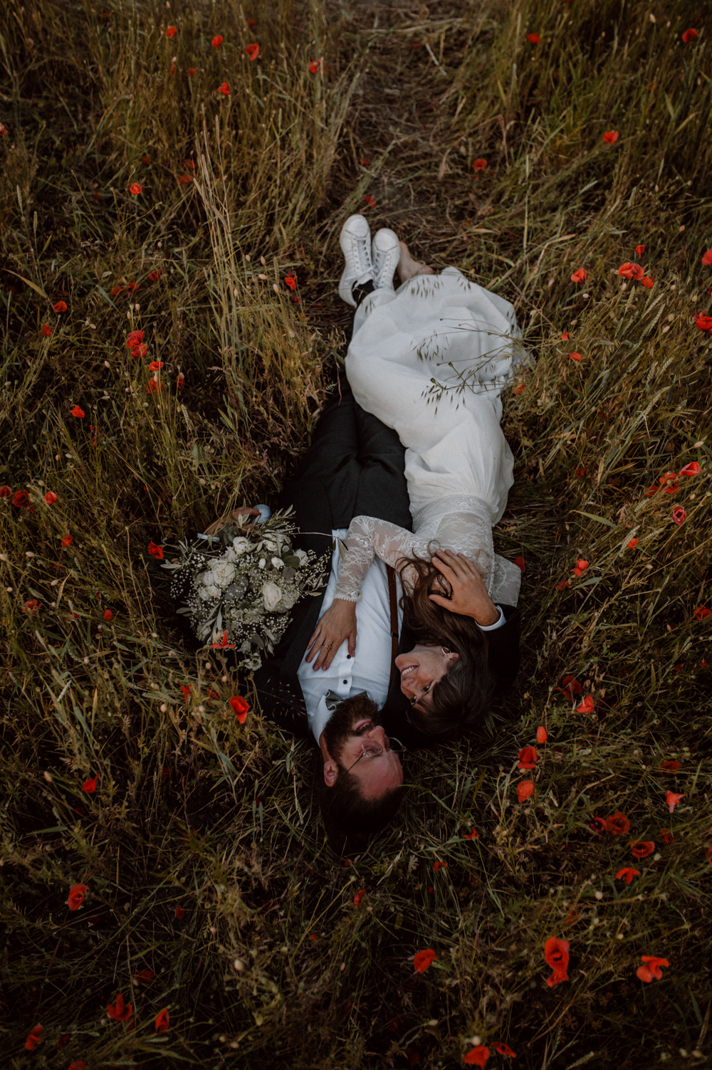 Brautpaar Shooting Mohnfeld AfterWedding BOHO Berlin 2022 041 - Ulrike & Fabi After Wedding Shooting Mohnfeld