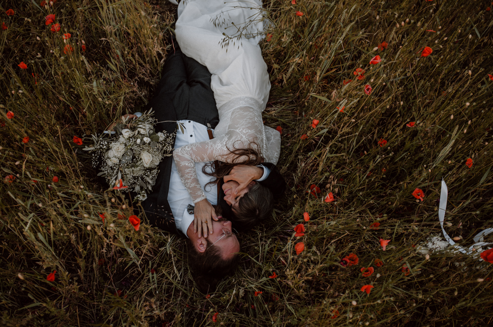 Brautpaar Shooting Mohnfeld AfterWedding BOHO Berlin 2022 042 - Ulrike & Fabi After Wedding Shooting Mohnfeld