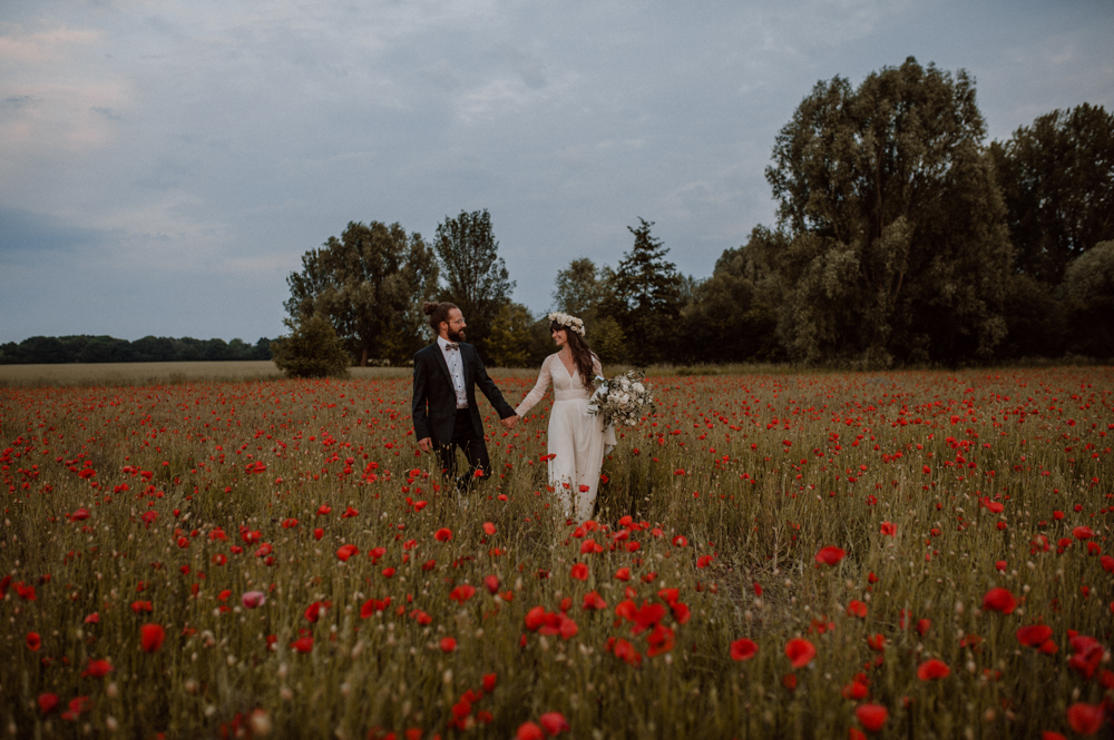 Brautpaar Shooting Mohnfeld AfterWedding BOHO Berlin 2022 043 - Ulrike & Fabi After Wedding Shooting Mohnfeld