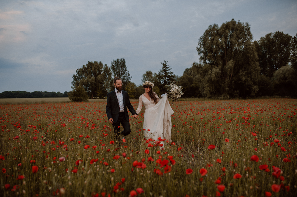 Brautpaar Shooting Mohnfeld AfterWedding BOHO Berlin 2022 044 - Ulrike & Fabi After Wedding Shooting Mohnfeld