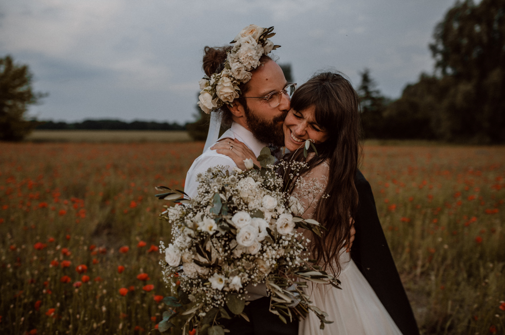 Brautpaar Shooting Mohnfeld AfterWedding BOHO Berlin 2022 045 - Ulrike & Fabi After Wedding Shooting Mohnfeld