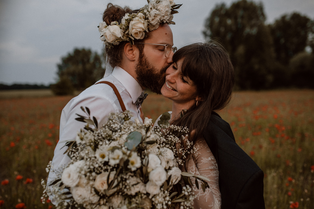 Brautpaar Shooting Mohnfeld AfterWedding BOHO Berlin 2022 047 - Ulrike & Fabi After Wedding Shooting Mohnfeld